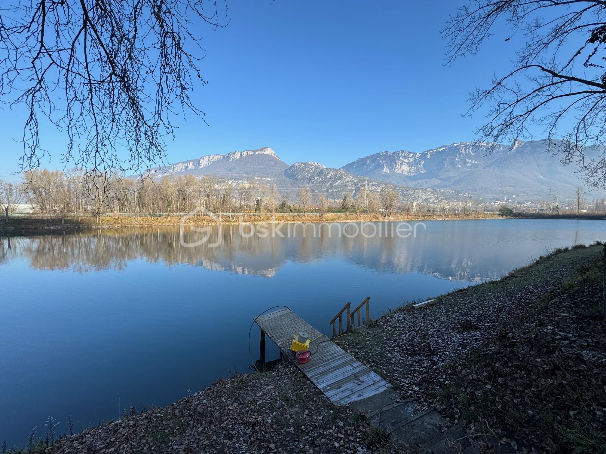 Terrain de 32 000 m²