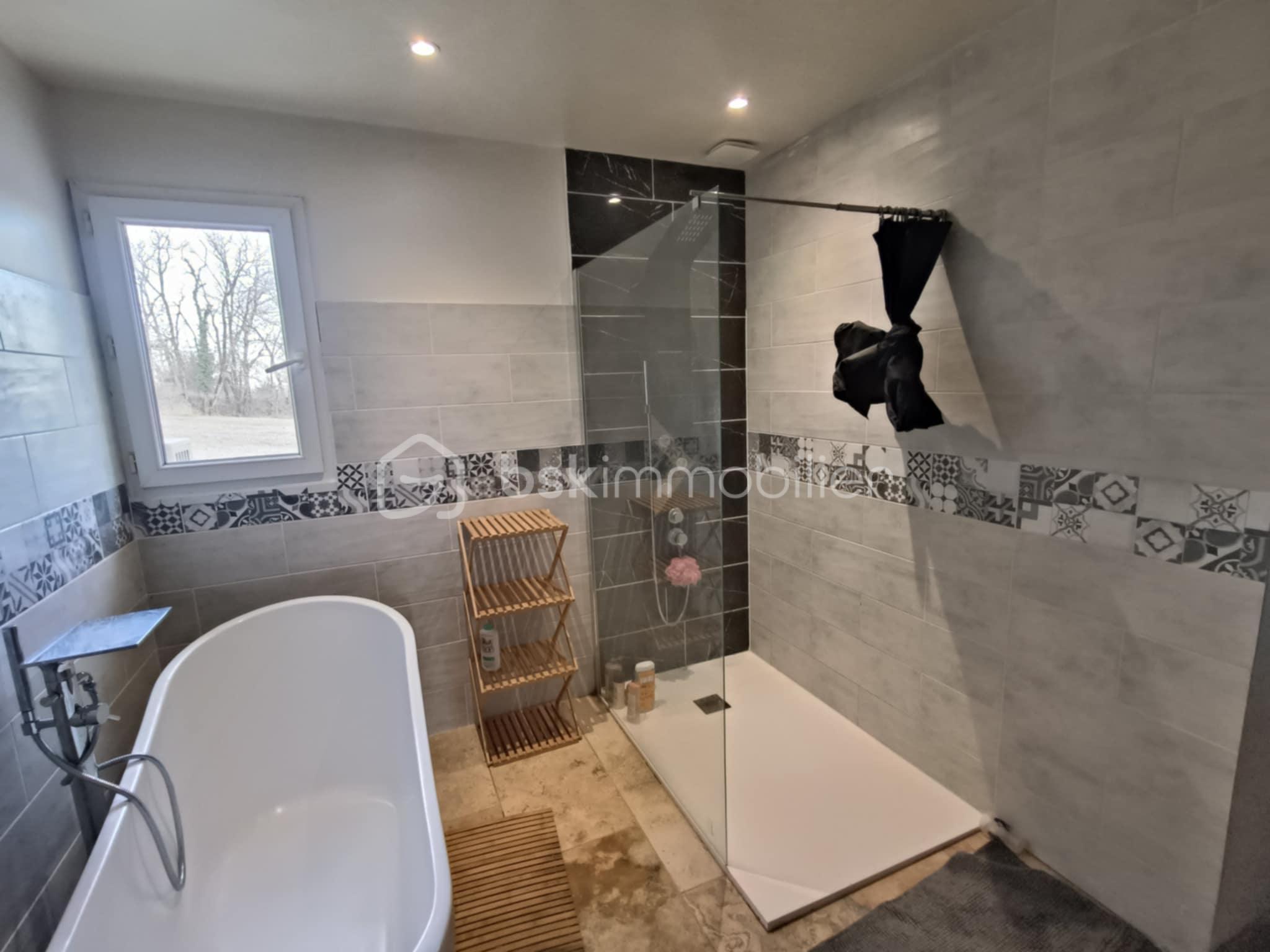 Maison contemporaine de 144 m² - ca2547c8-d837-4565-a0e5-e40f1592ecf6.jpg