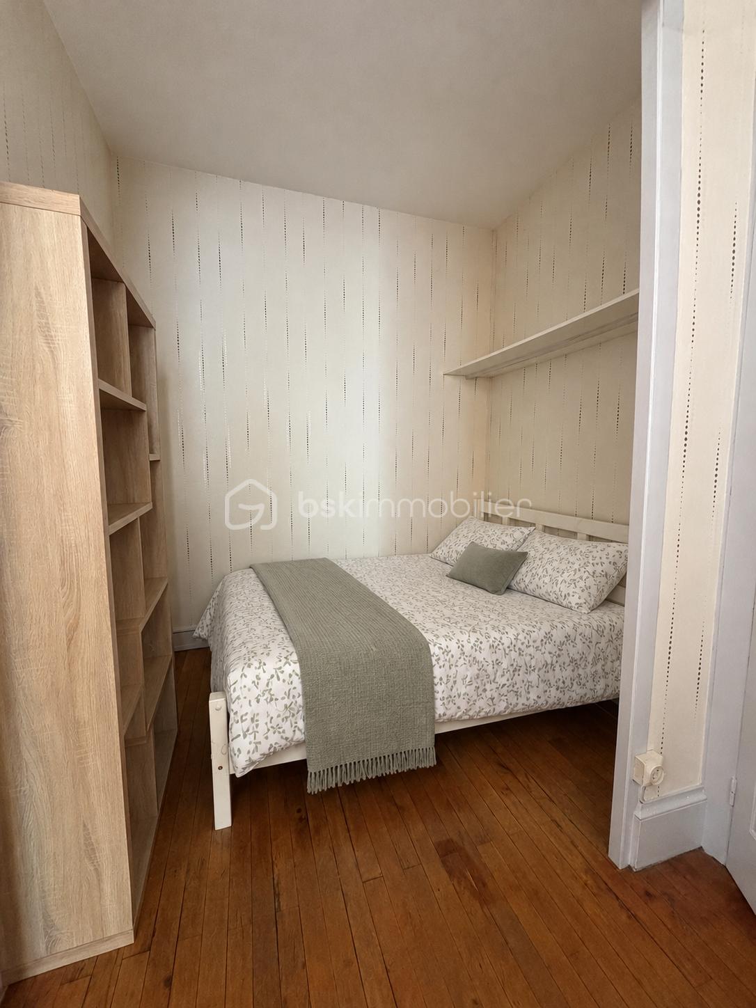 Chambre minimaliste au lit soigneusement dressé.png