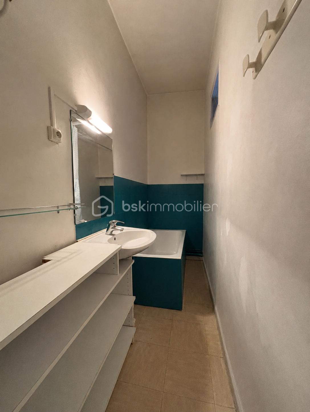 Salle de bain étroite sans rideau.png