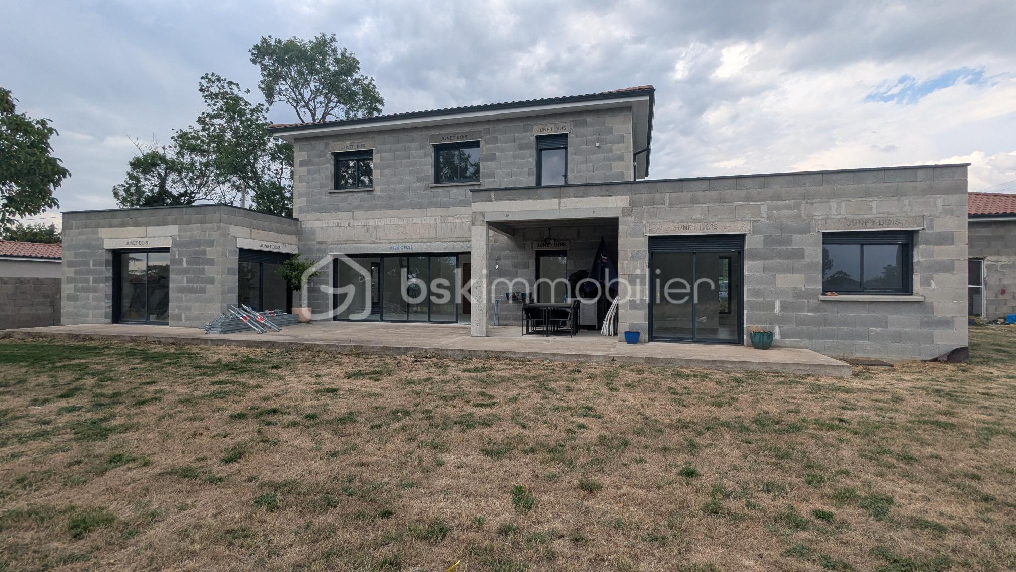 Maison 6 pièces 197 m² · à Saint-Barthélemy-Lestra · 197 m² · 430 000 €