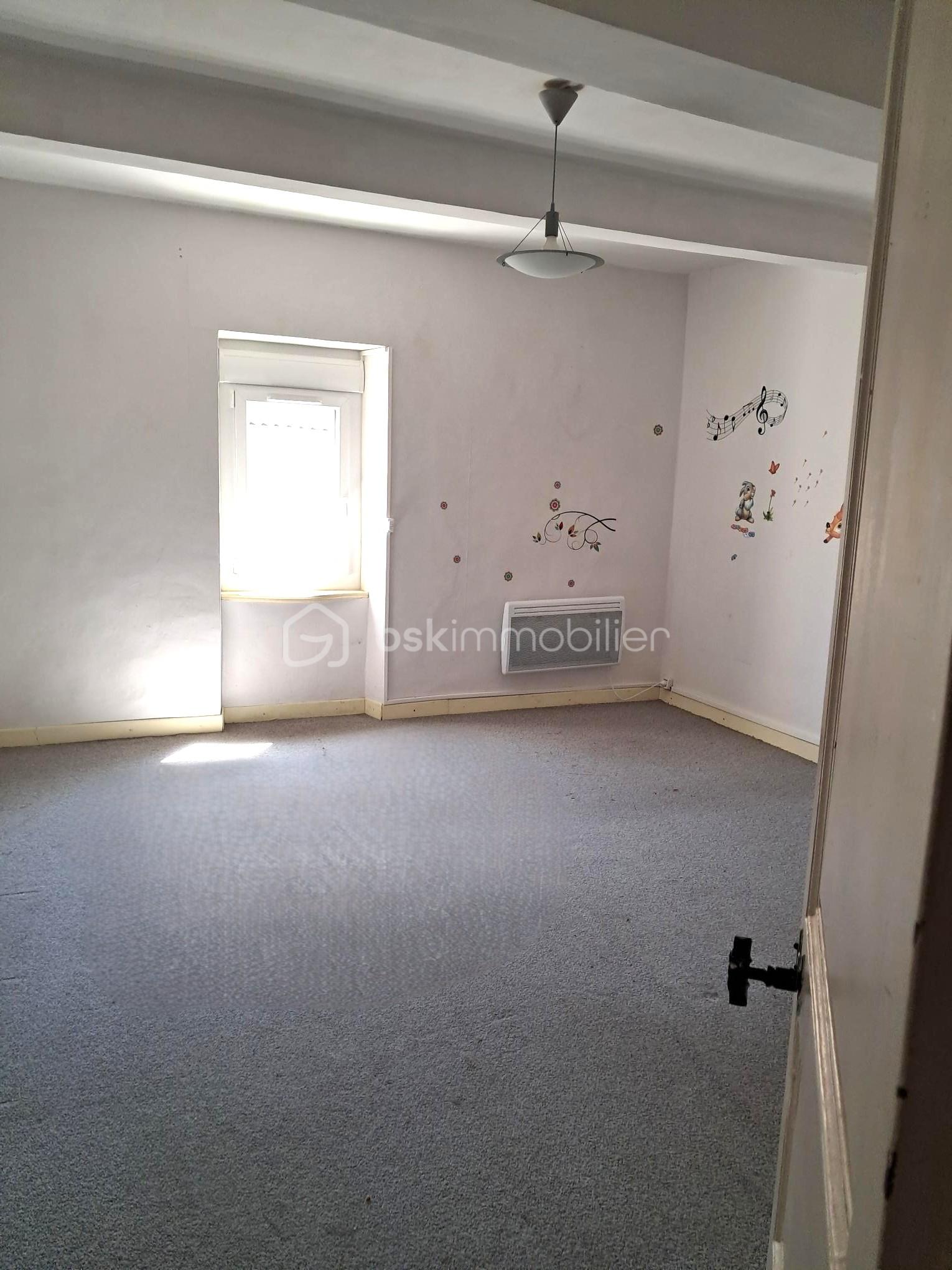 Maison ancienne de 180 m² - 8-ch moquette.jpg