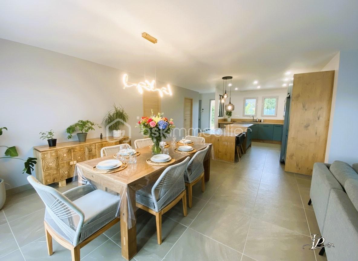 Salle à manger avec table garnie et vue sur cuisine.jpg