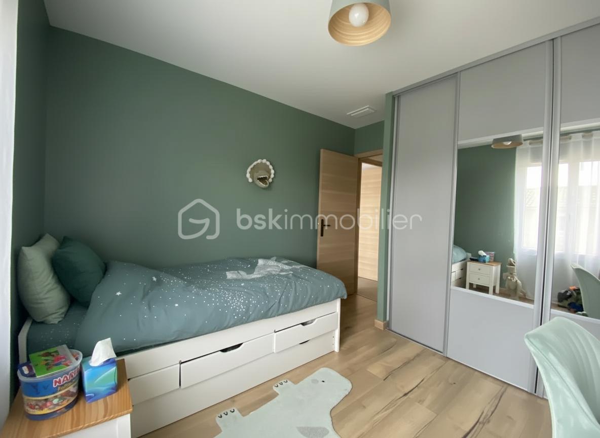 CHAMBRE 3 DINAUSORE VUE SUR PLACARD.jpg