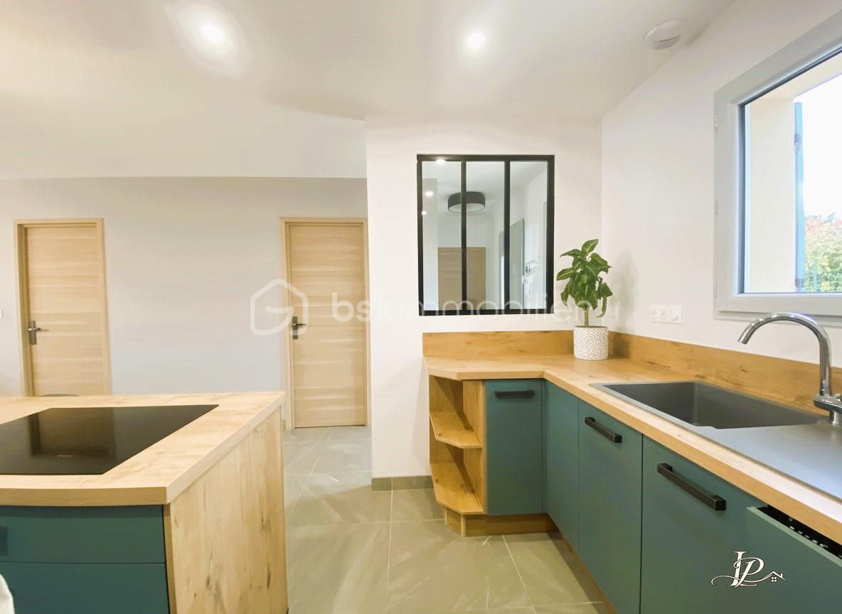 Cuisine vue avec entrée.jpg