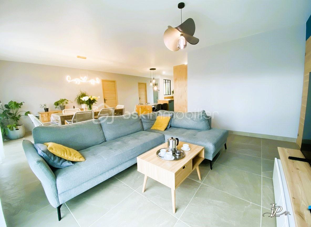 Salon avec petite table garnie1.jpg