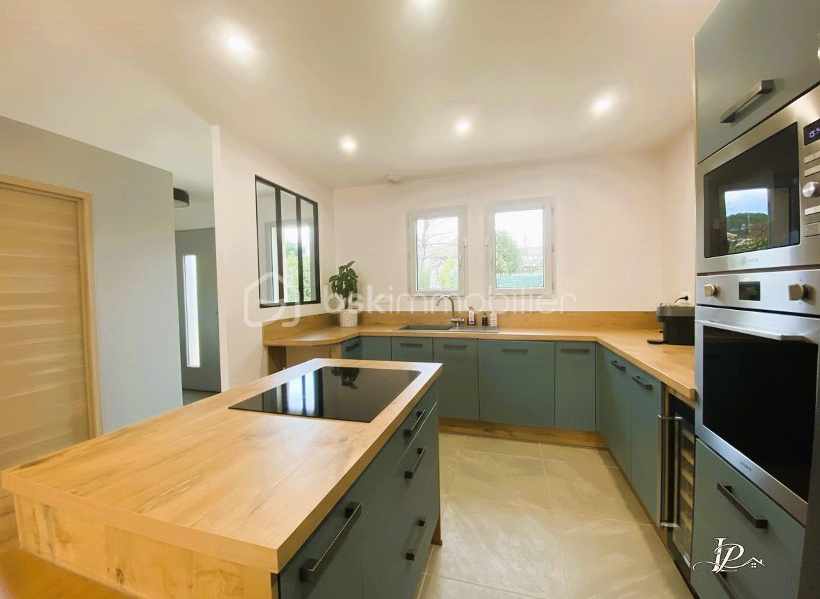Cuisine vue entrée et fenêtres.jpg