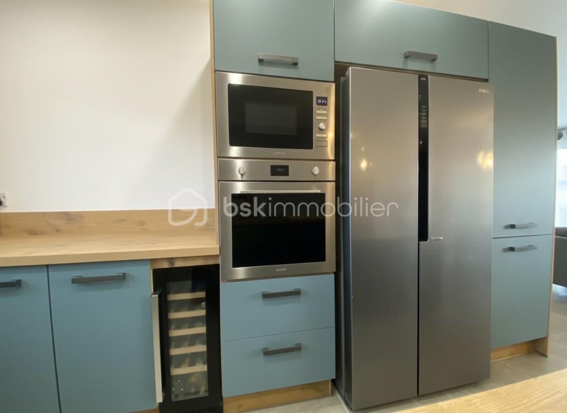 Cuisine vue sur cave à vin four micro onde et frigo americain.jpg
