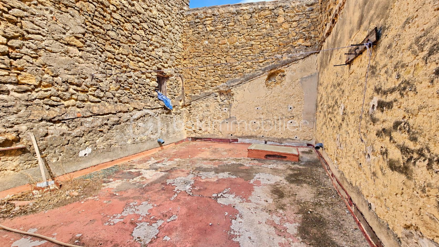Cour méditerranéenne en pierre patinée.png