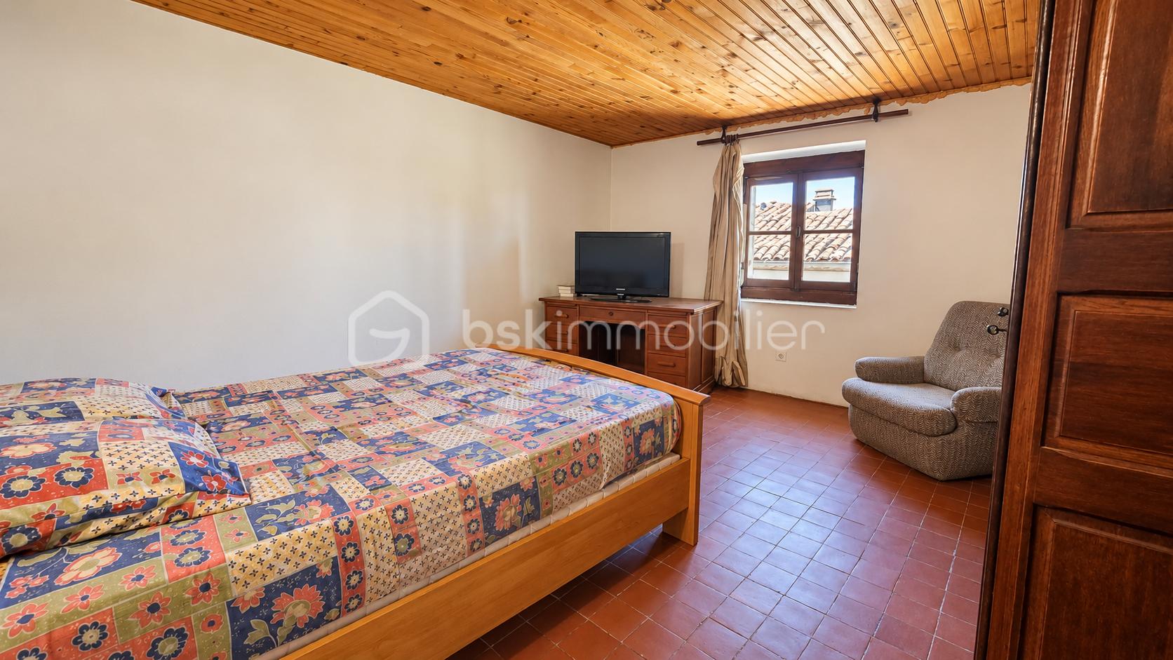 Chambre rustique baignée de lumière naturelle.png