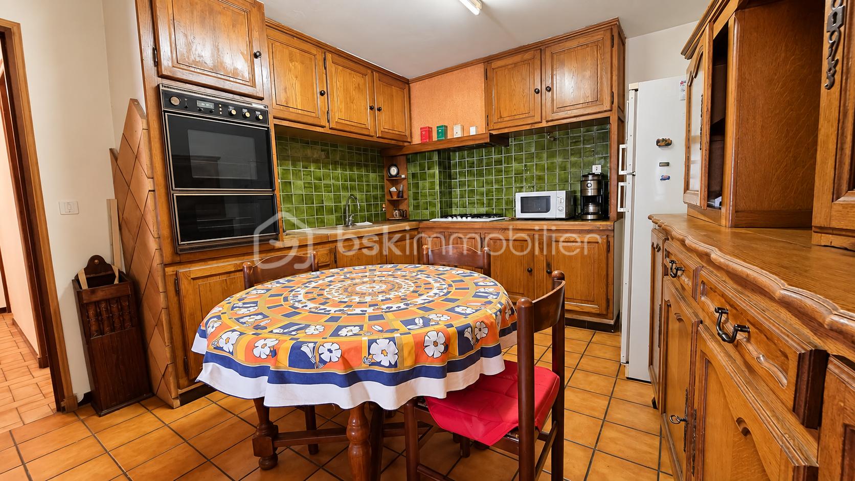 Cuisine rétro chaleureuse et ordonnée.png