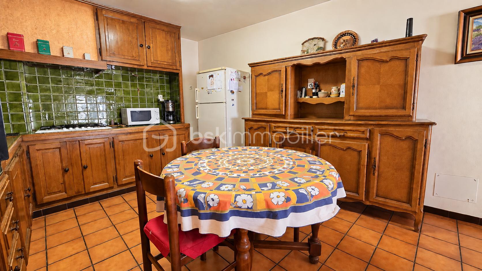 Cuisine rustique chaleureuse et ordonnée.png