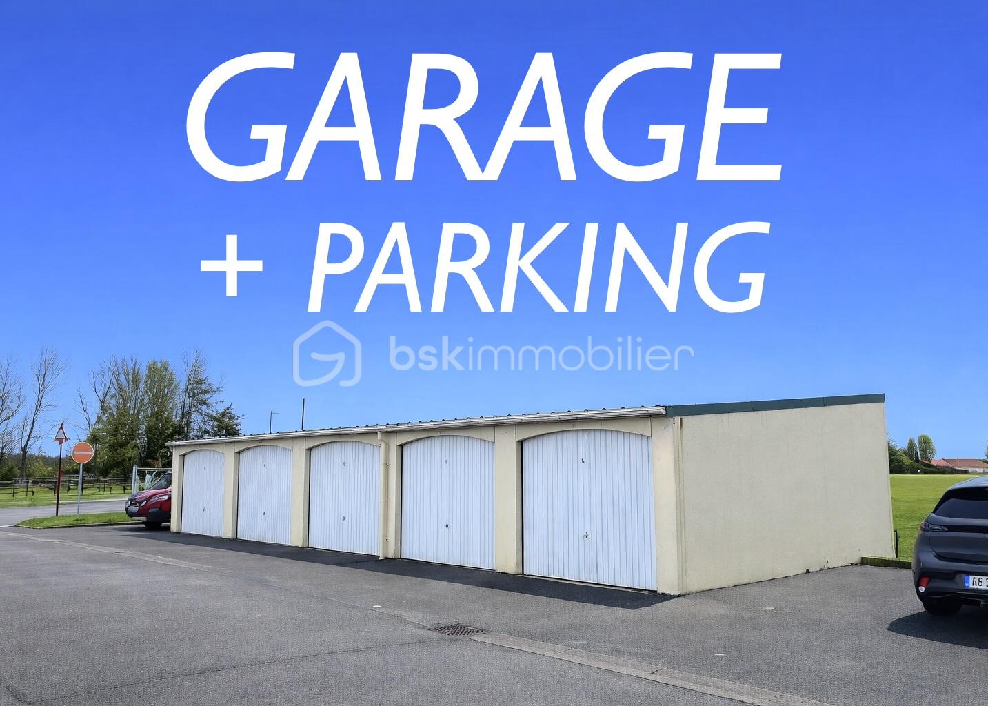 Rangée de garages sous un ciel bleu (1).jpeg