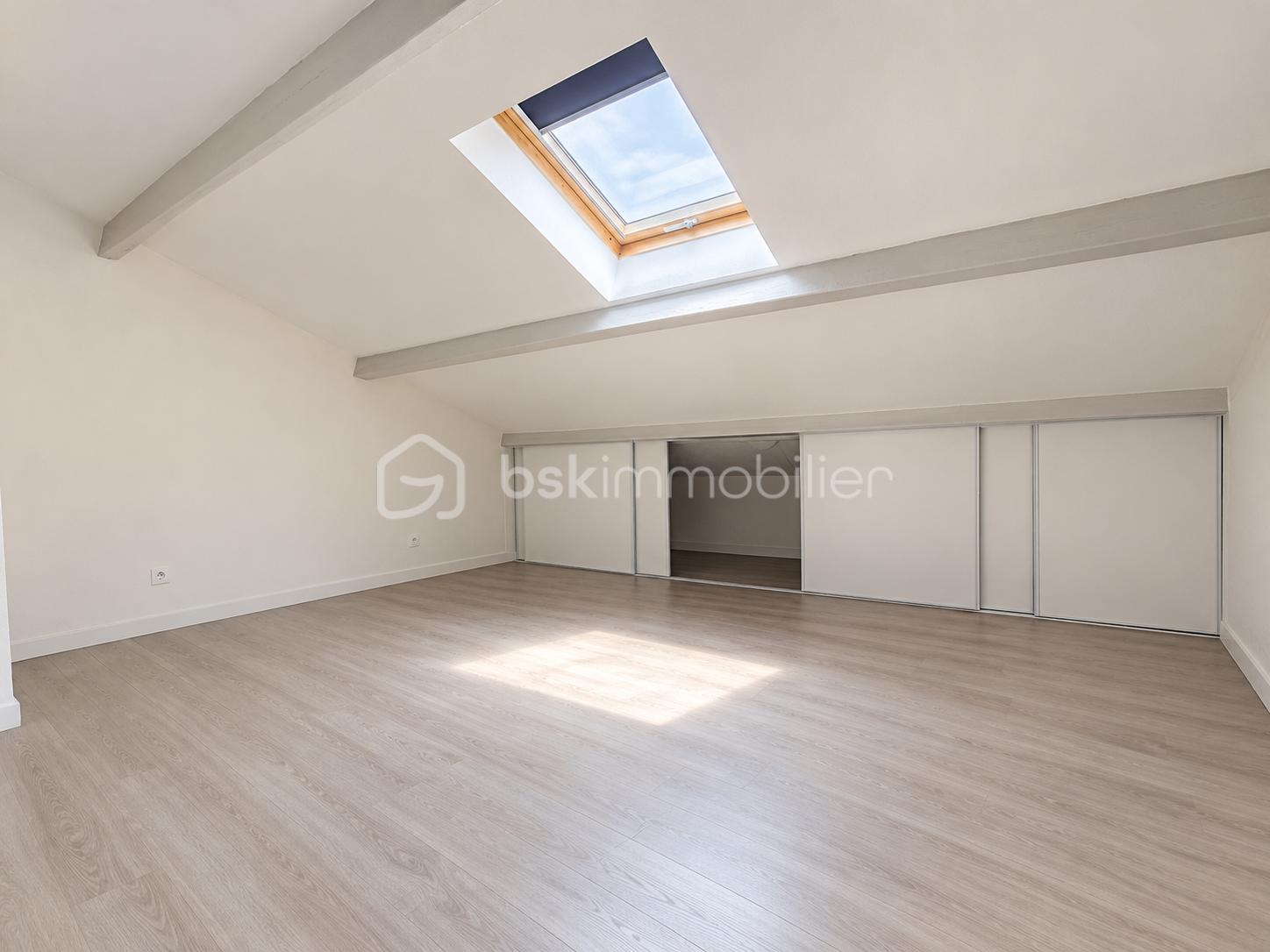 Loft mansardé lumineux avec verrière de toit.png