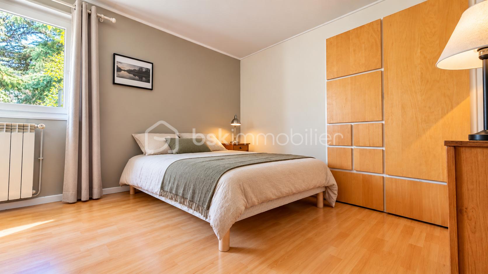 Chambre moderne lumineuse et chaleureuse.png