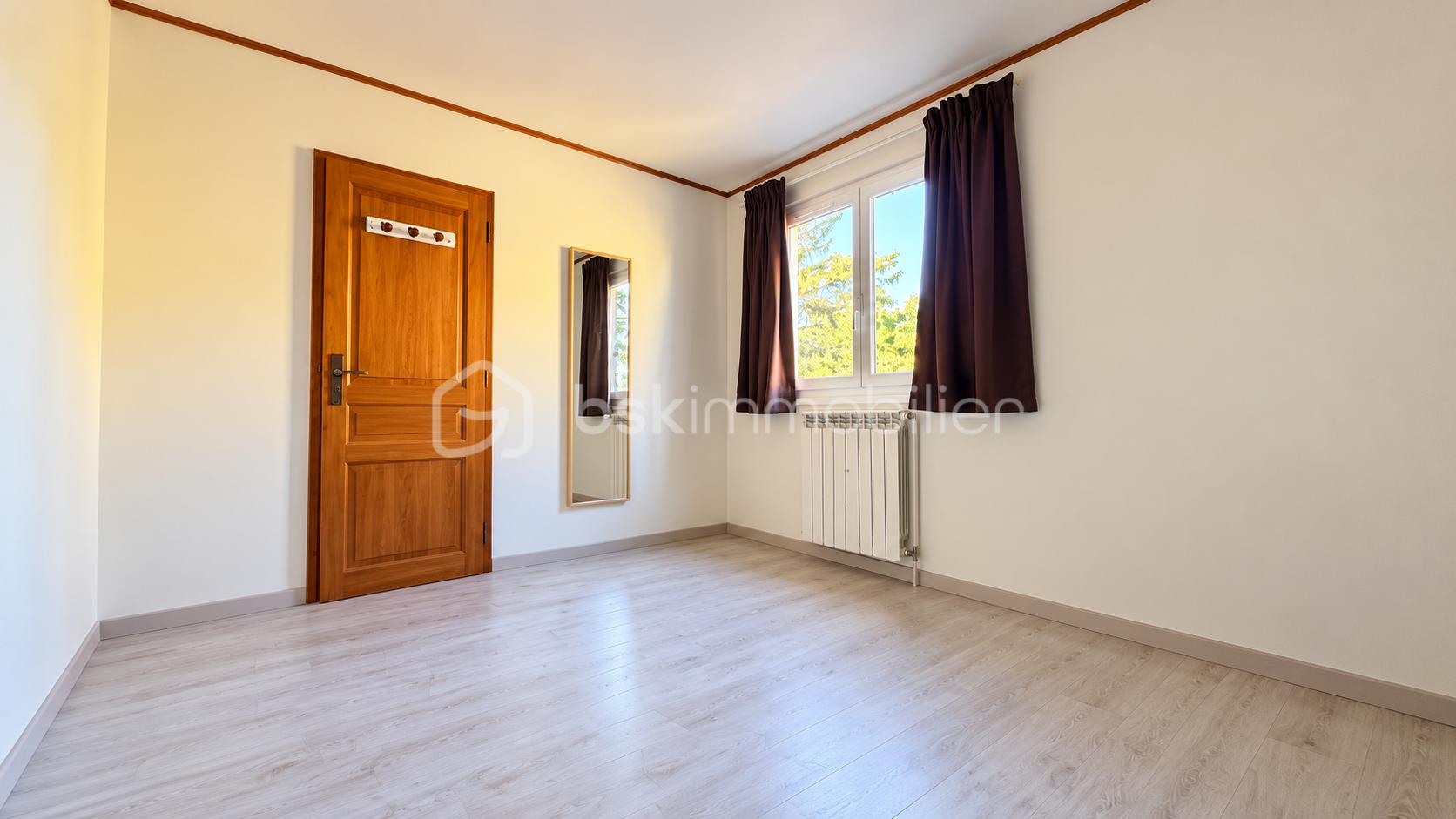 Pièce lumineuse avec fenêtre et miroir.png