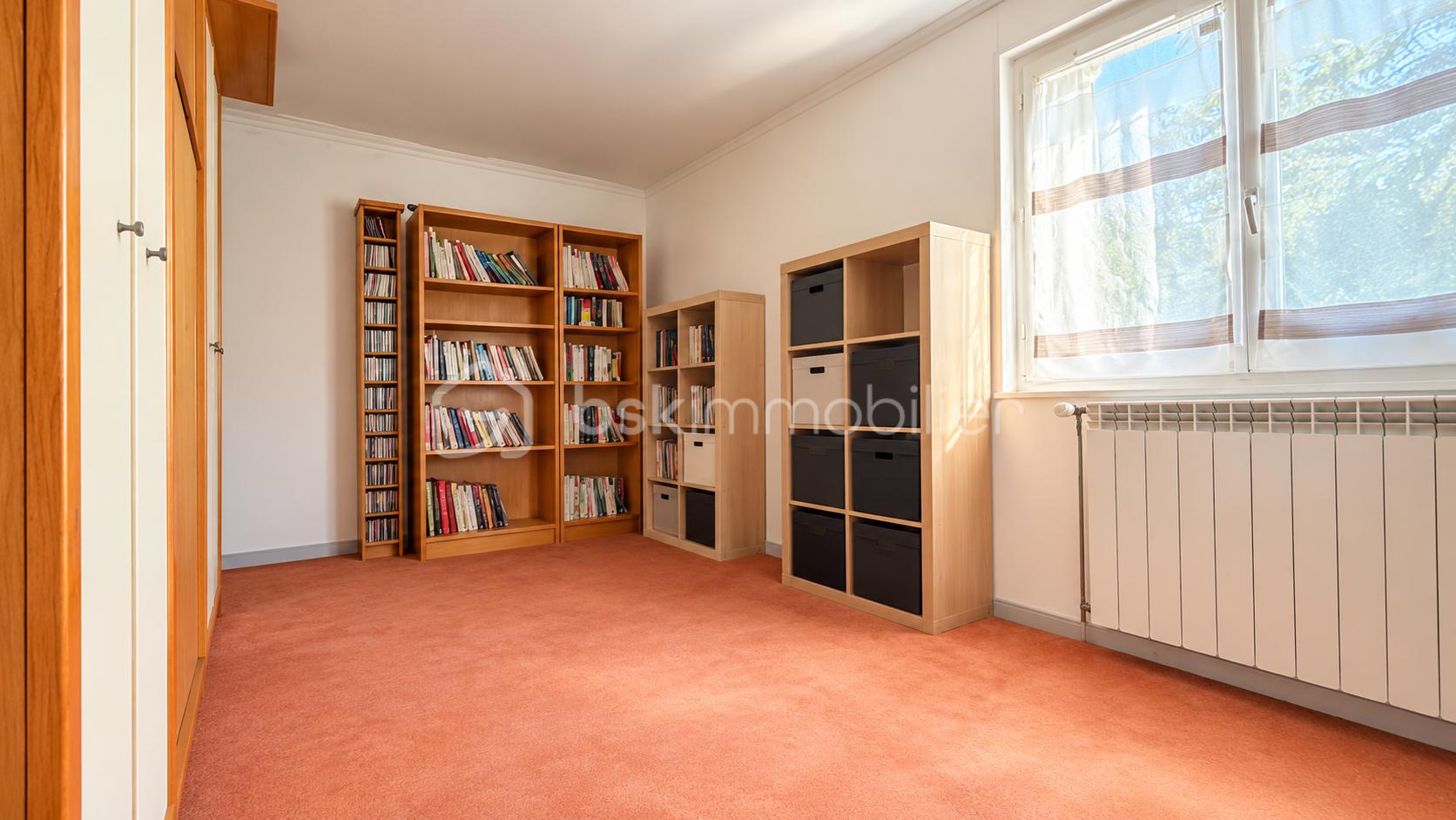 Bureau-bibliothèque lumineux et ordonné.png