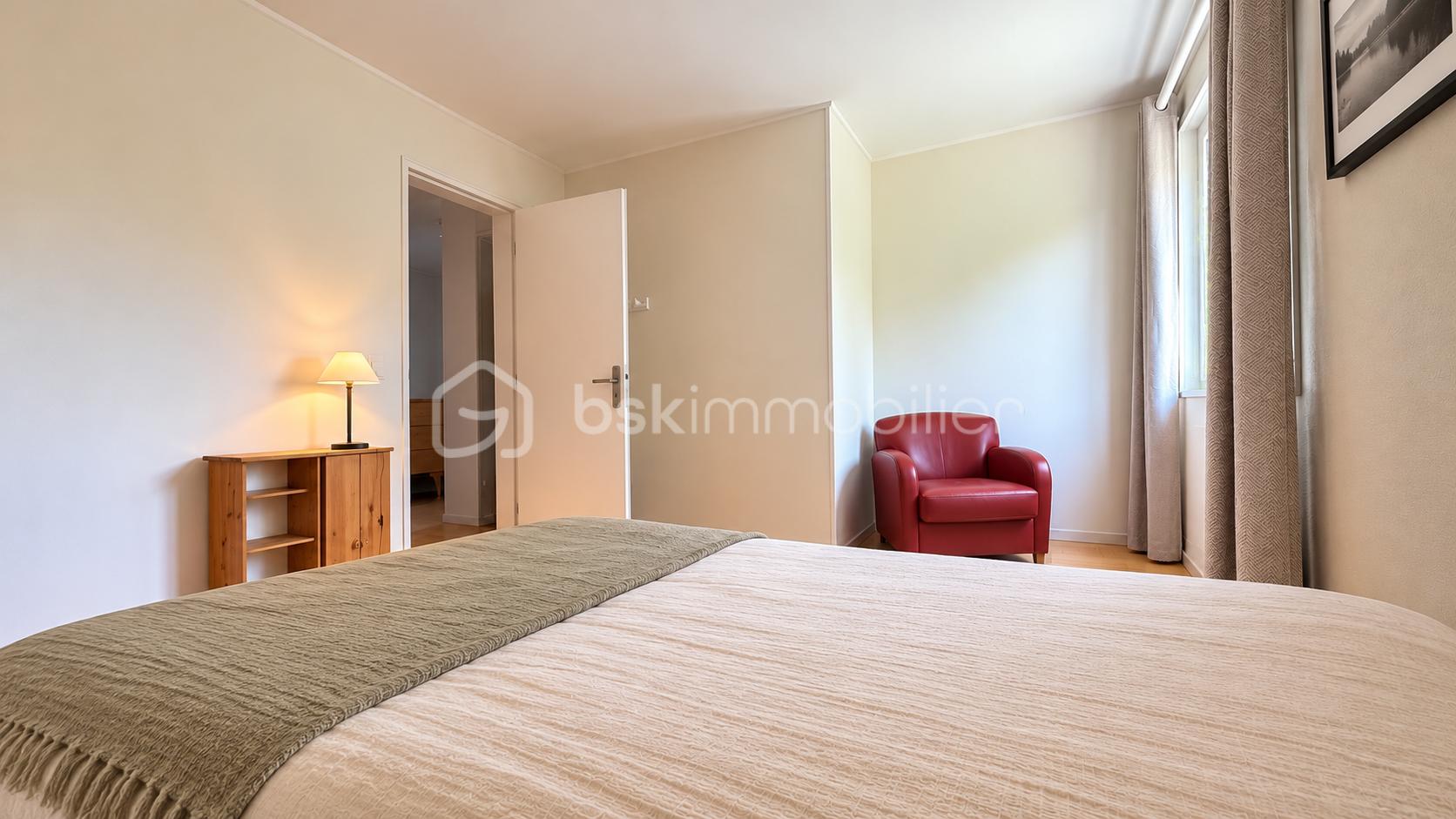 Chambre chaleureuse avec plaid vert à gauche.png
