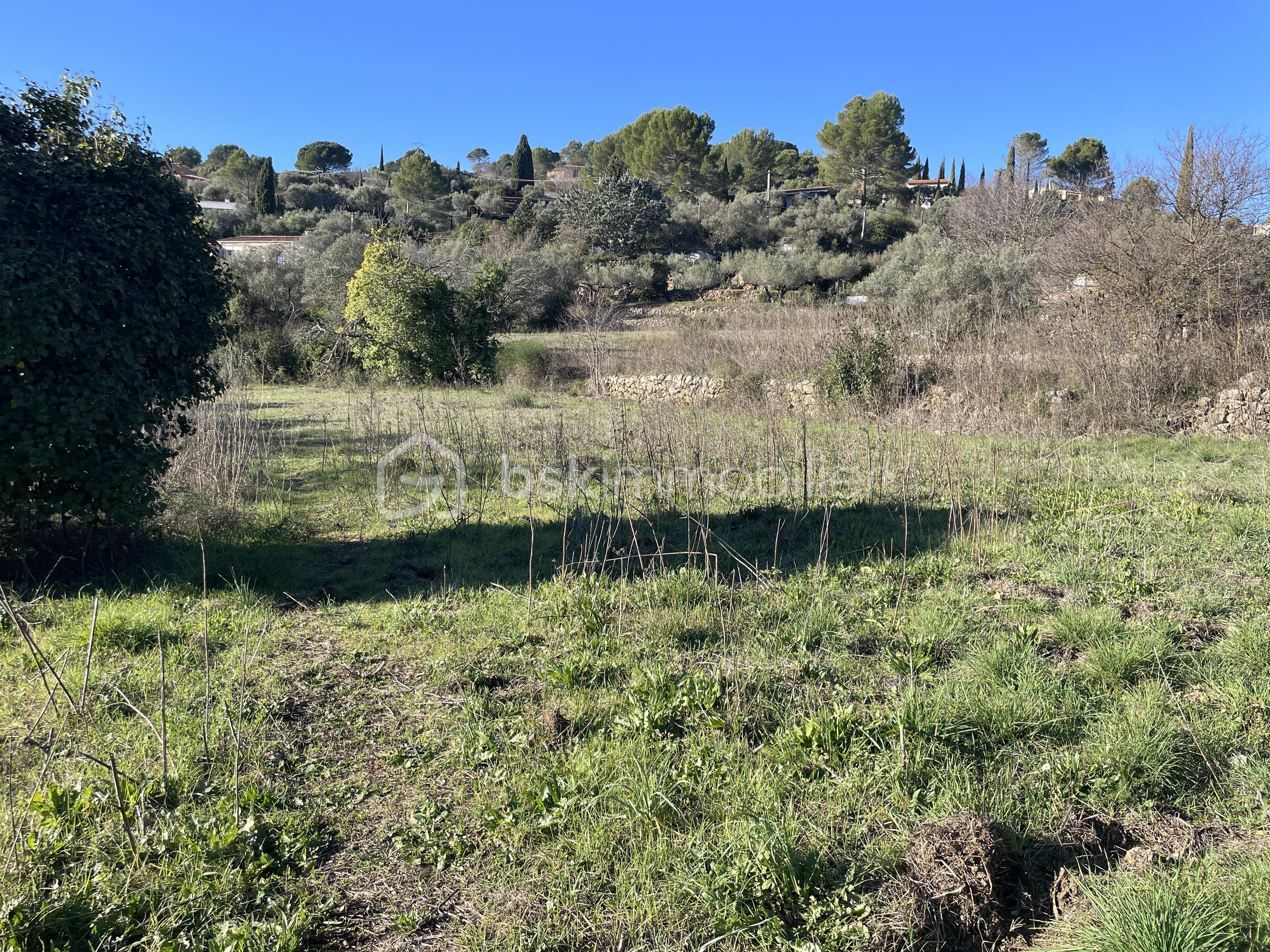 Terrain de 4 225 m²