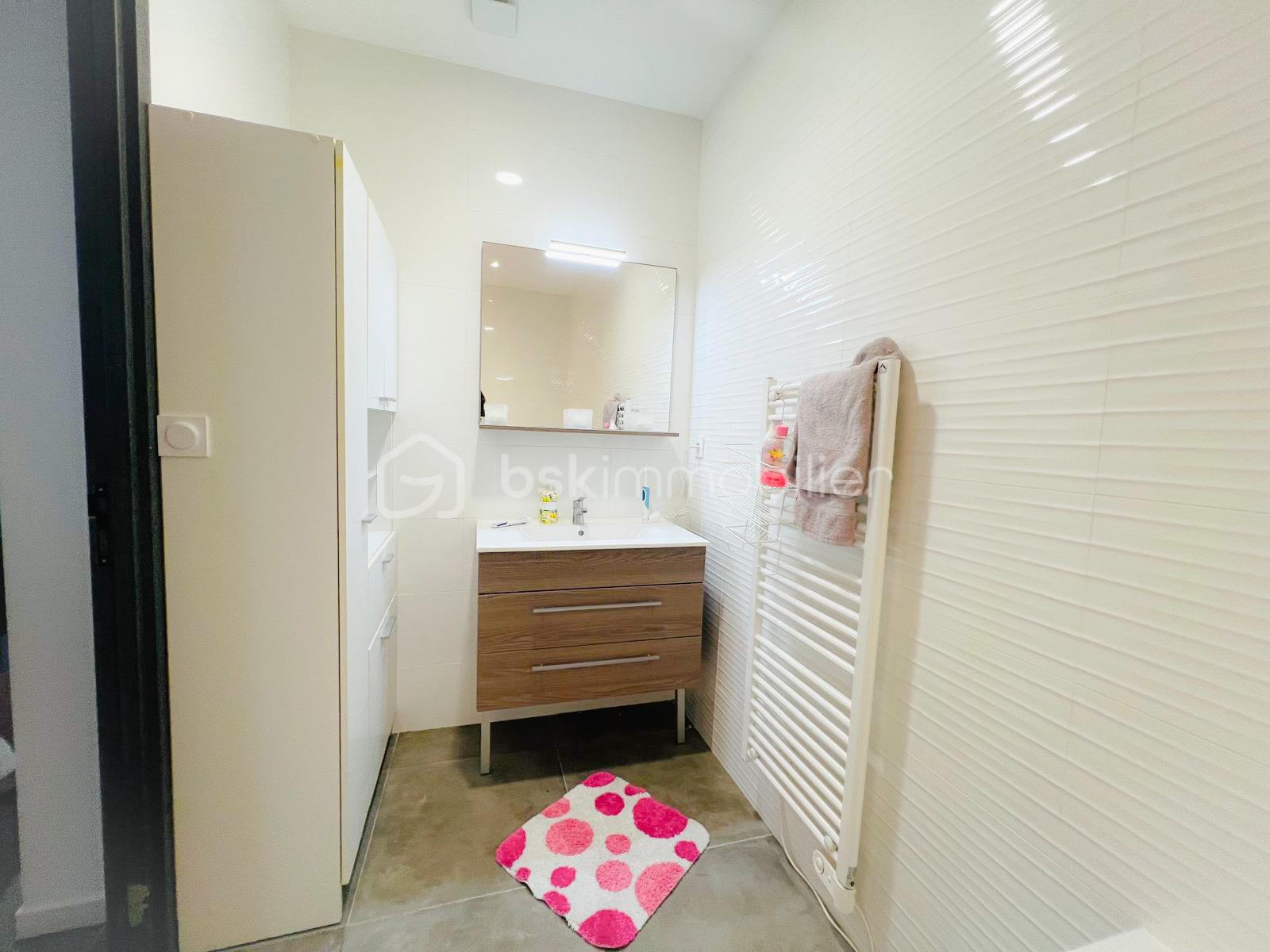 Appartement de 97,90 m² - SDB VASQUE MEUBLEE.jpg