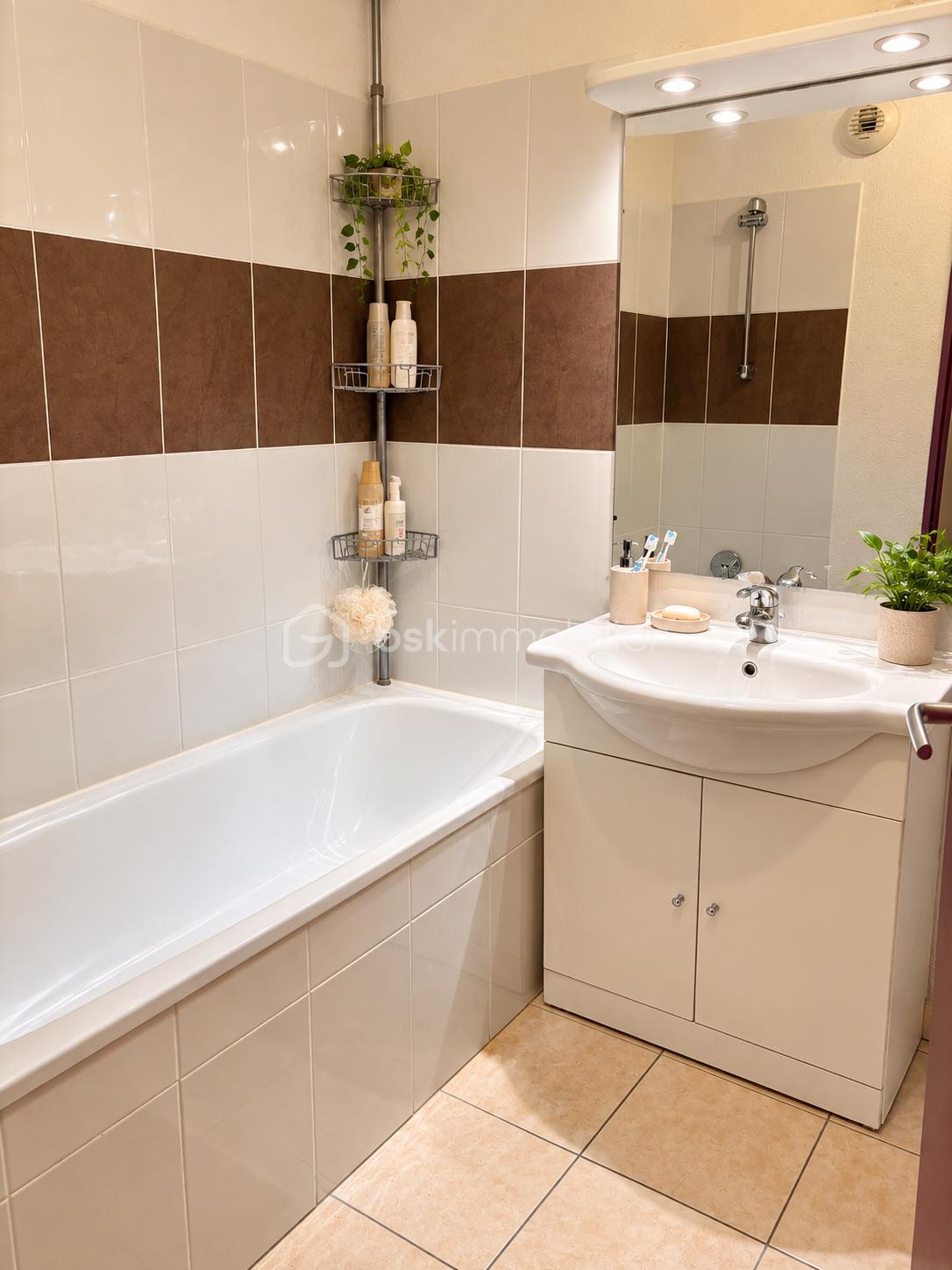 Salle de bain moderne chaleureuse et épurée.png