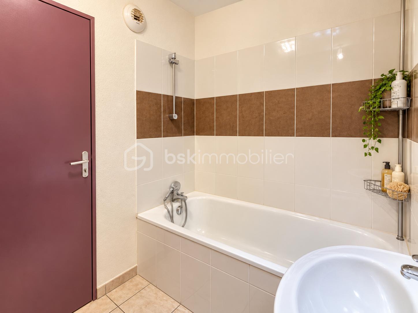 Salle de bain moderne aux tons chaleureux.png