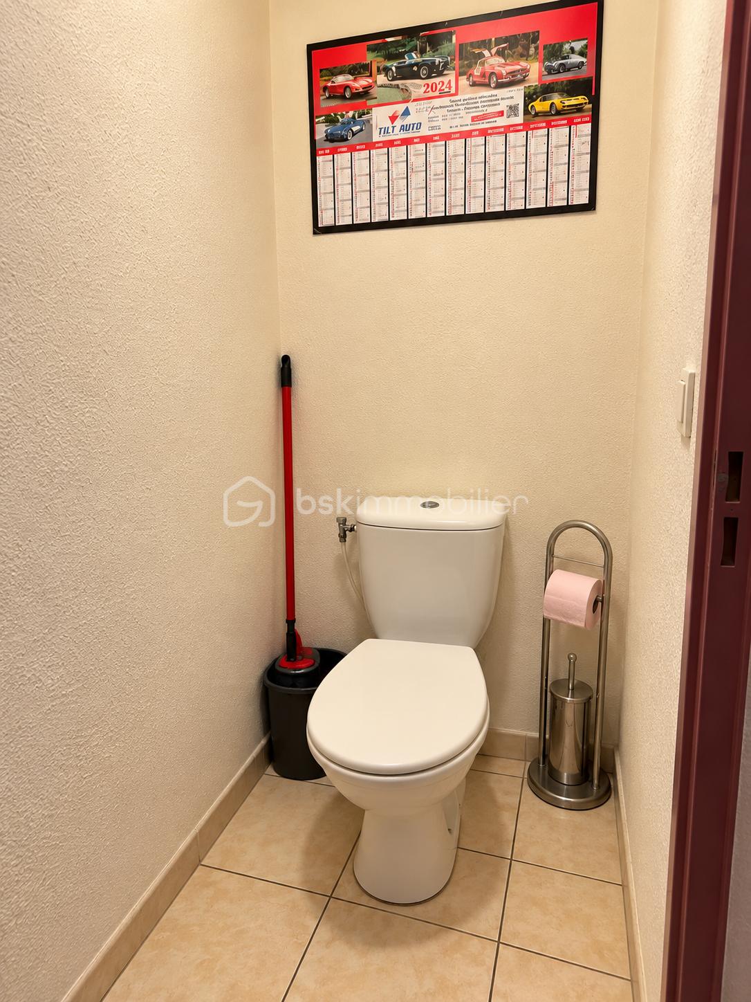 Petites toilettes avec calendrier automobile.png