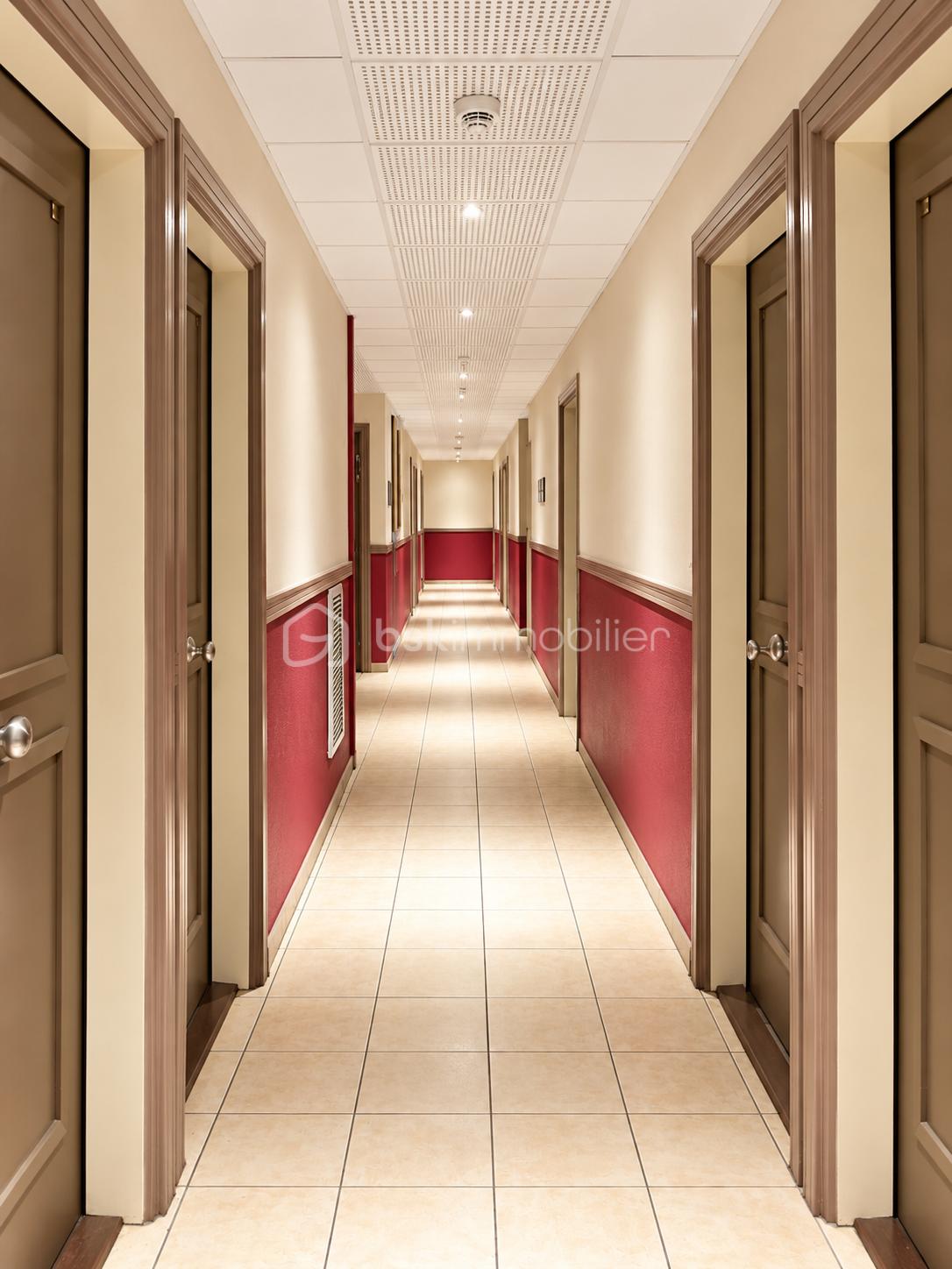 Couloir moderne aux perspectives symétriques.png