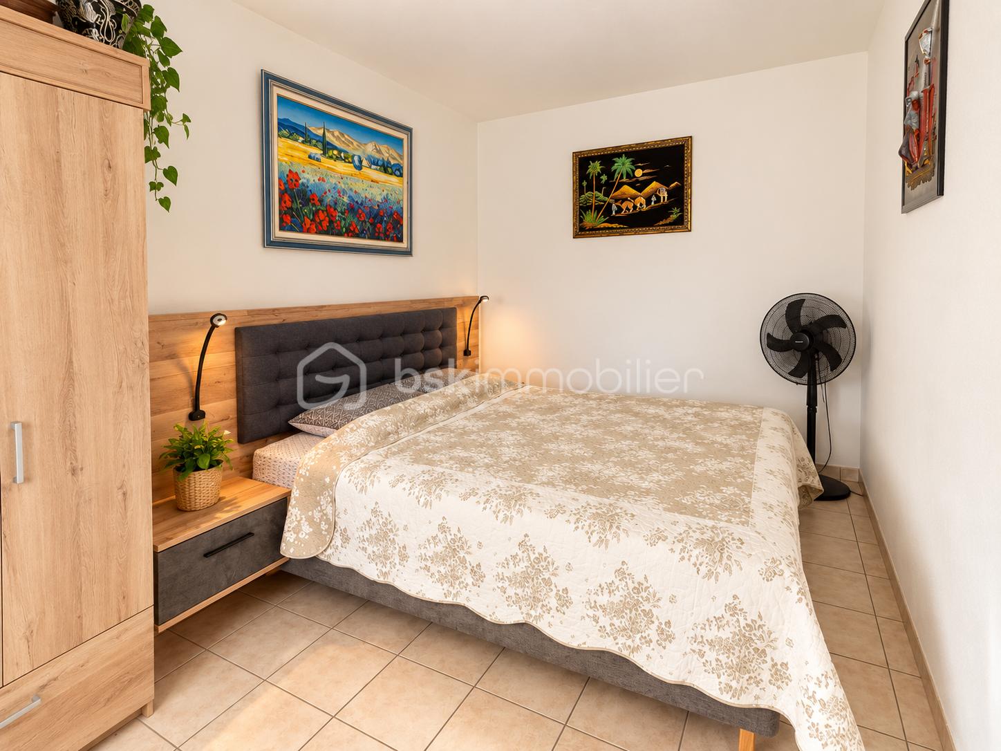 Chambre chaleureuse aux accents naturels.png