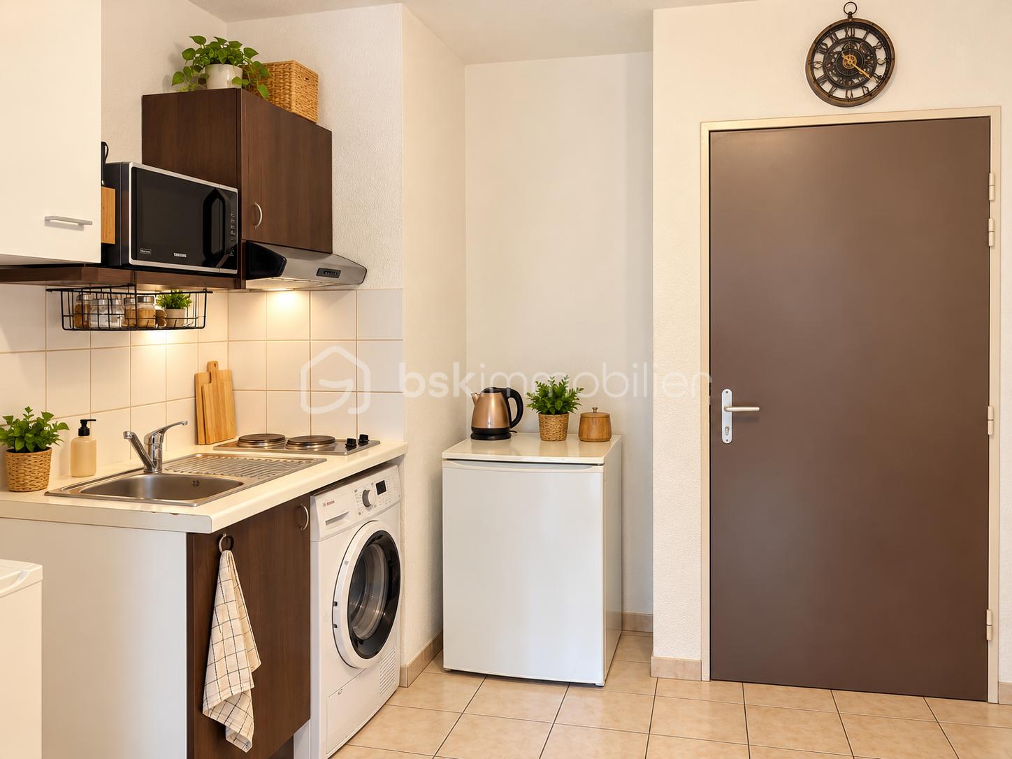 Kitchenette chaleureuse et entrée ordonnée.png