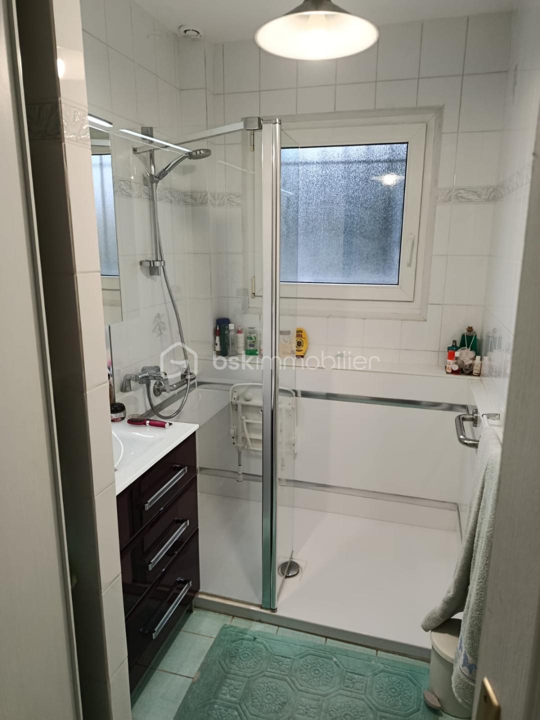 Maison contemporaine de 185 m² - sd bains.jpg