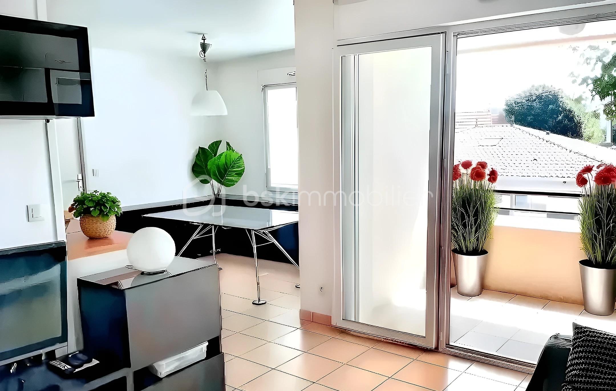 Appartement de 45,07 m² - ANDERNOS sejour plante terrasse fleurs OK.jpg