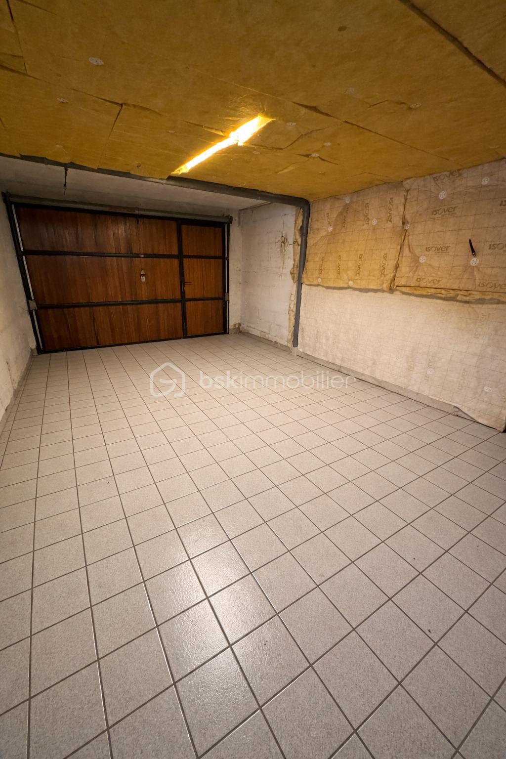 Garage vide avec porte en bois.png