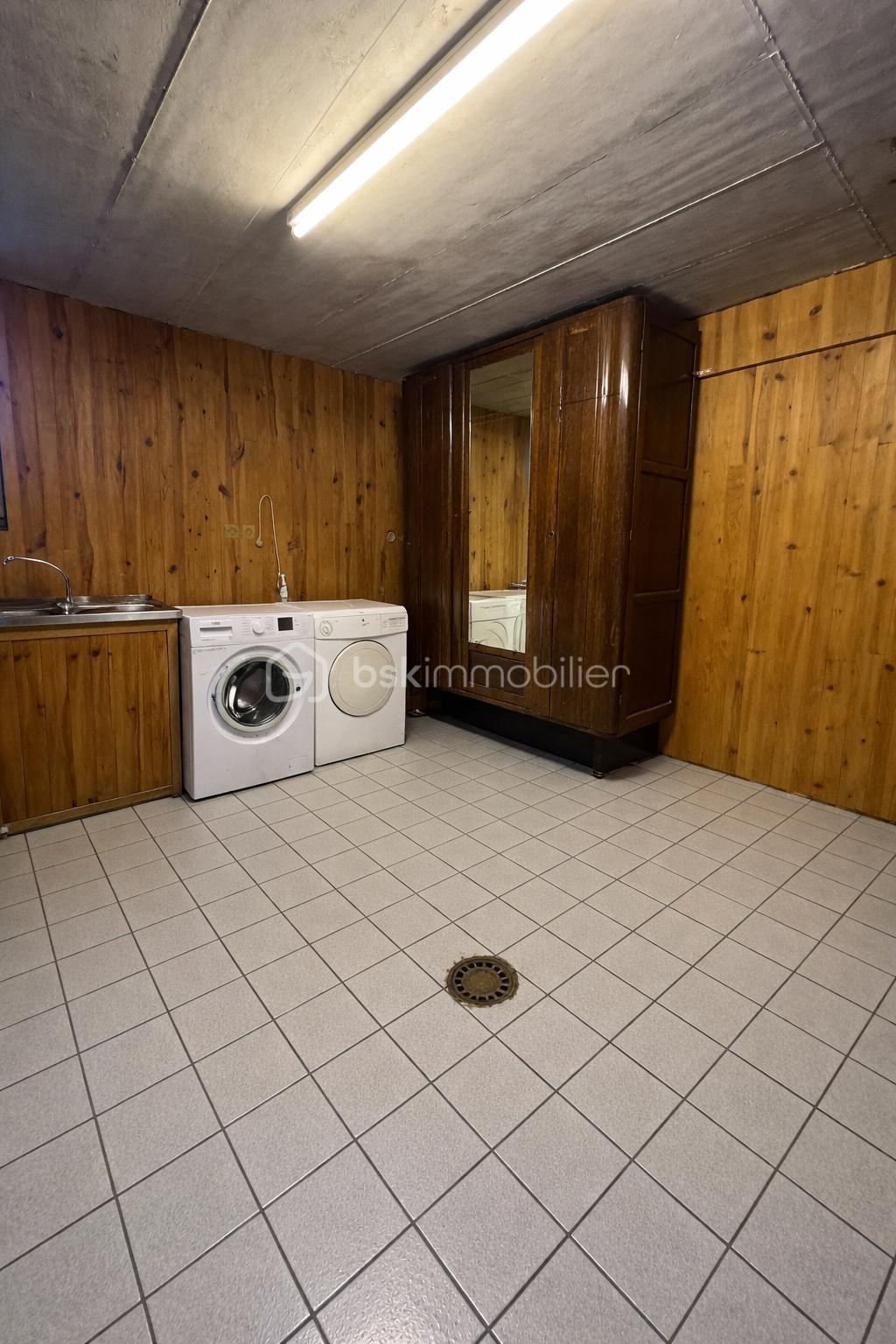 Buanderie simple avec meubles en bois.png