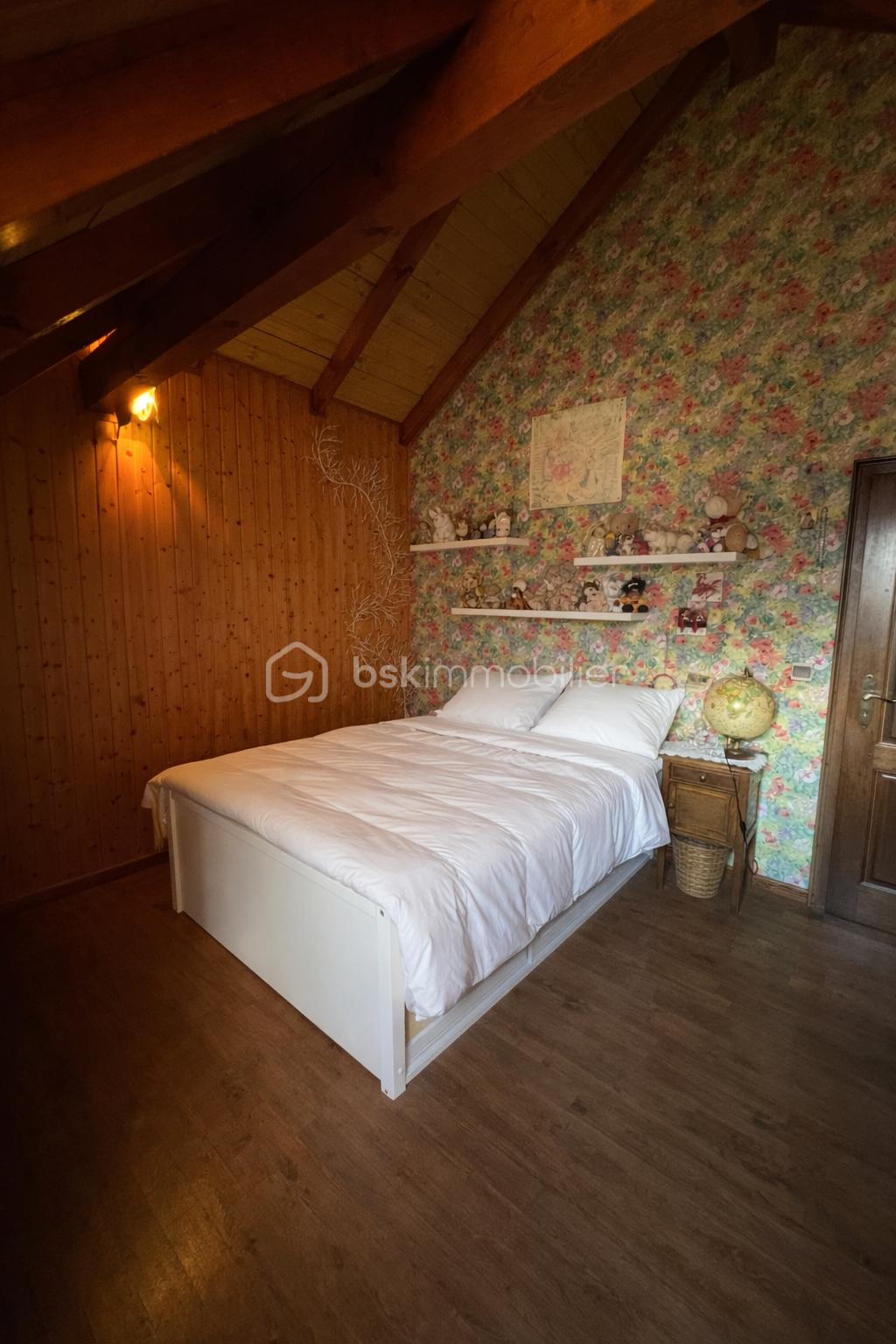 Chambre chaleureuse avec accents rustiques.png