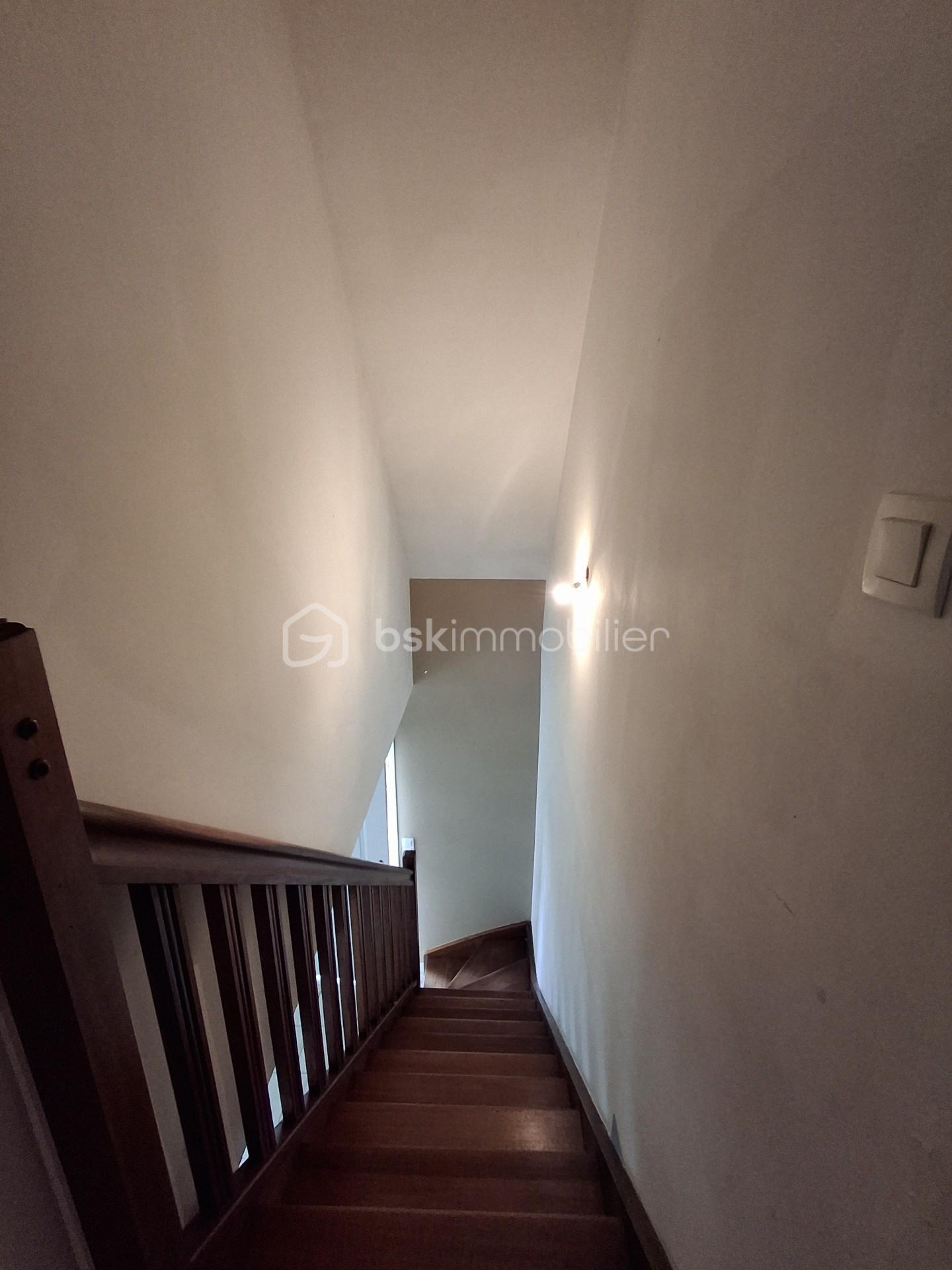 Maison de 114 m² - cage escalier portrait.jpg