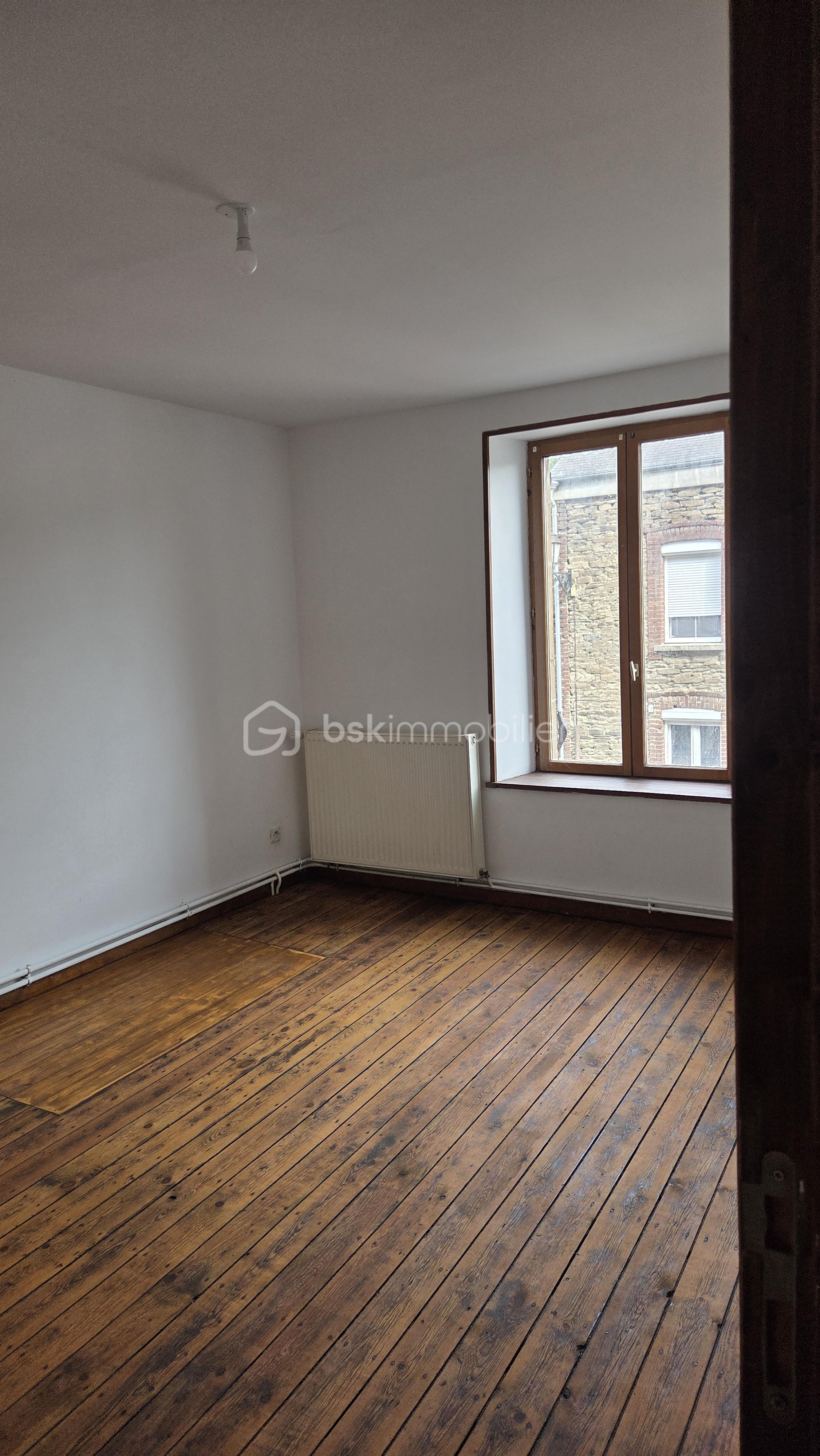 CHAMBRE 1 1ER Etage coté route.jpg