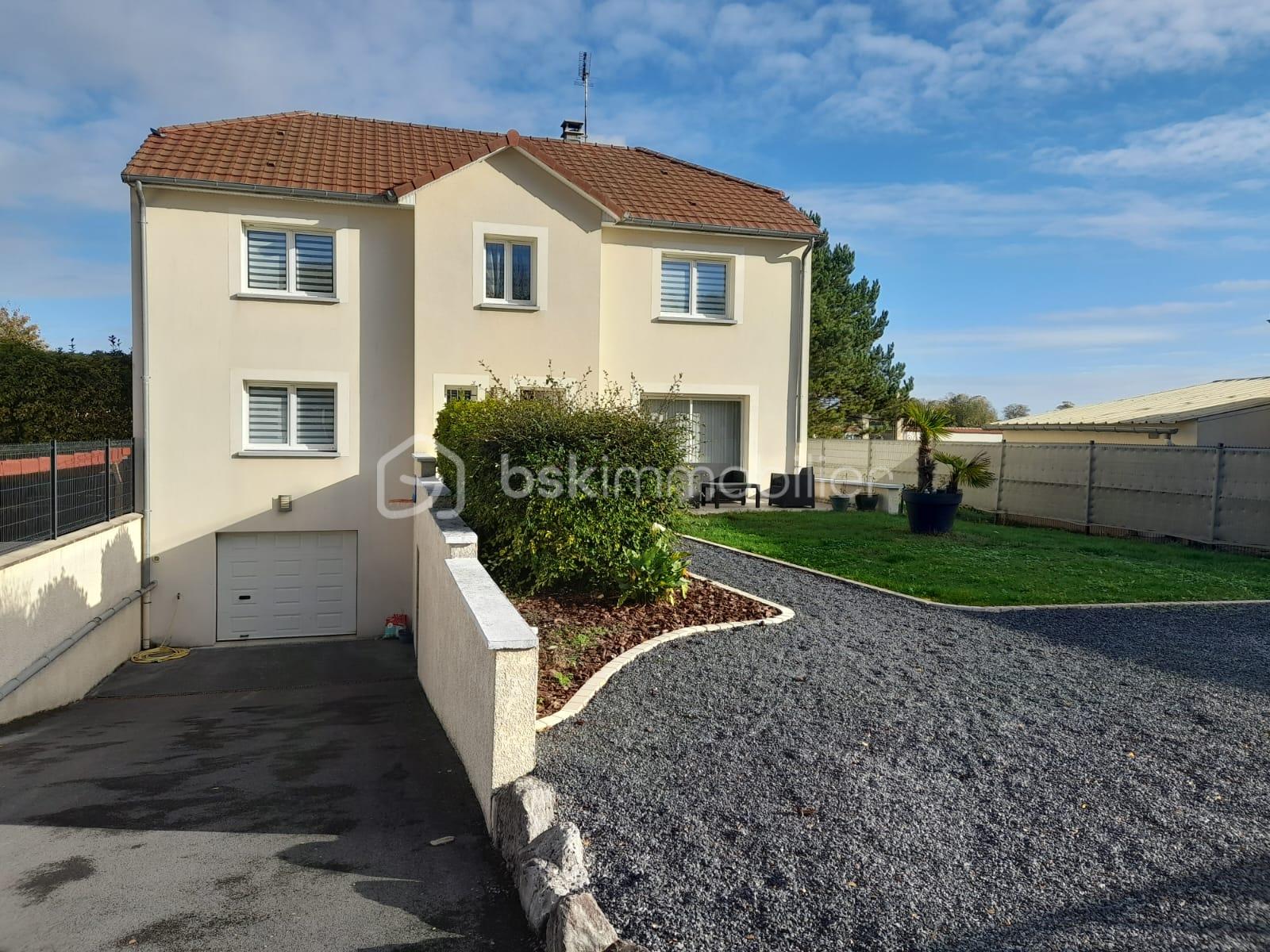 Maison traditionnelle de 220 m² - IMG-20251110-WA0000.jpg