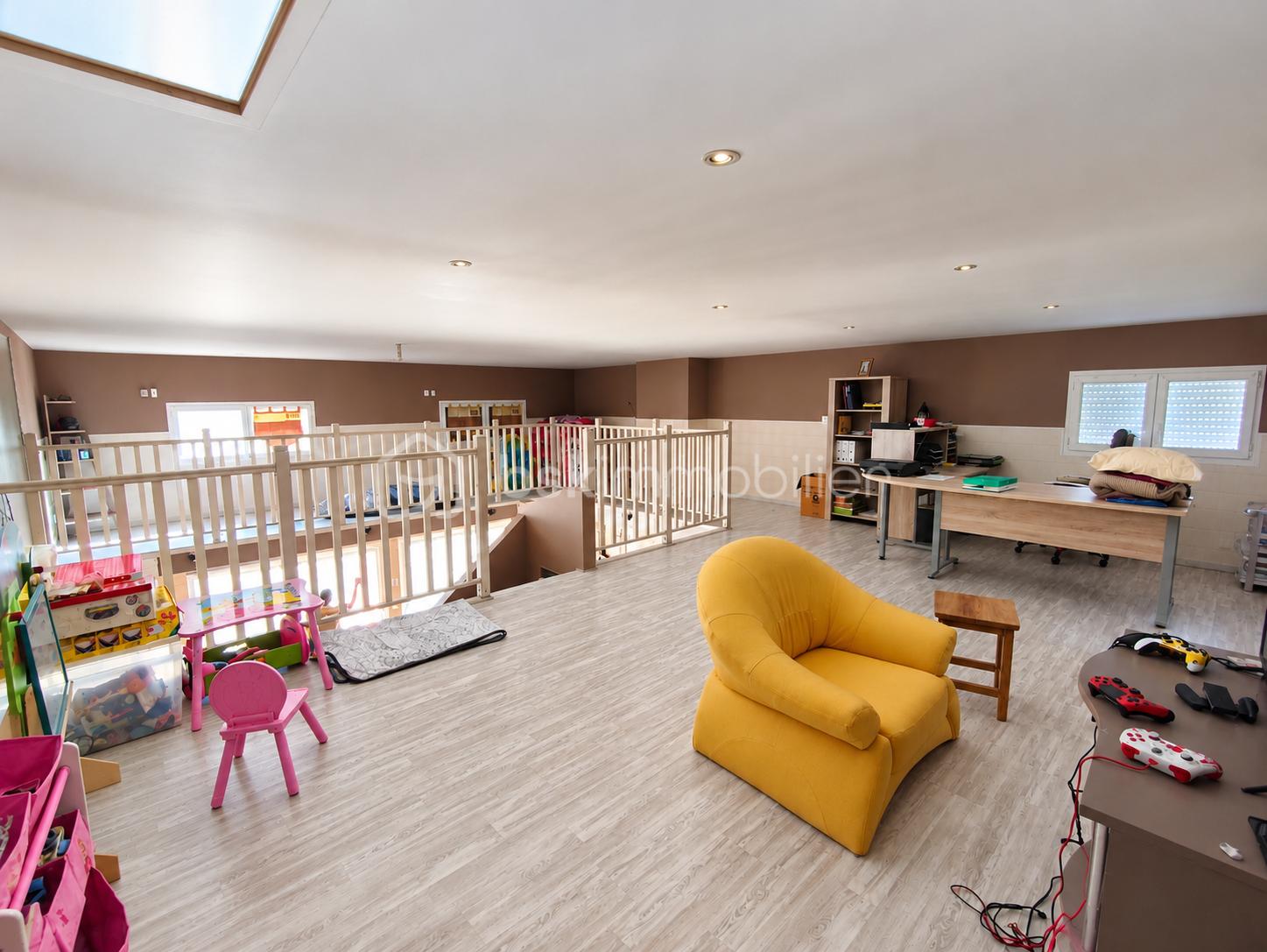 Loft familial lumineux avec espace jeux et bureau.png