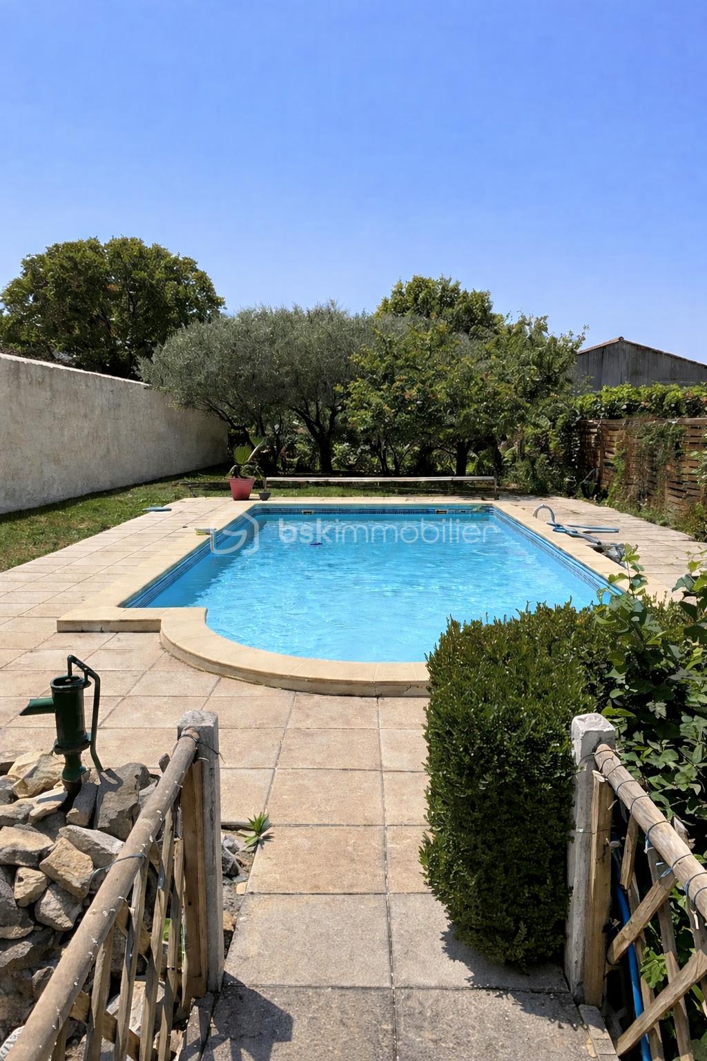 Piscine tranquille sous le ciel bleu.png