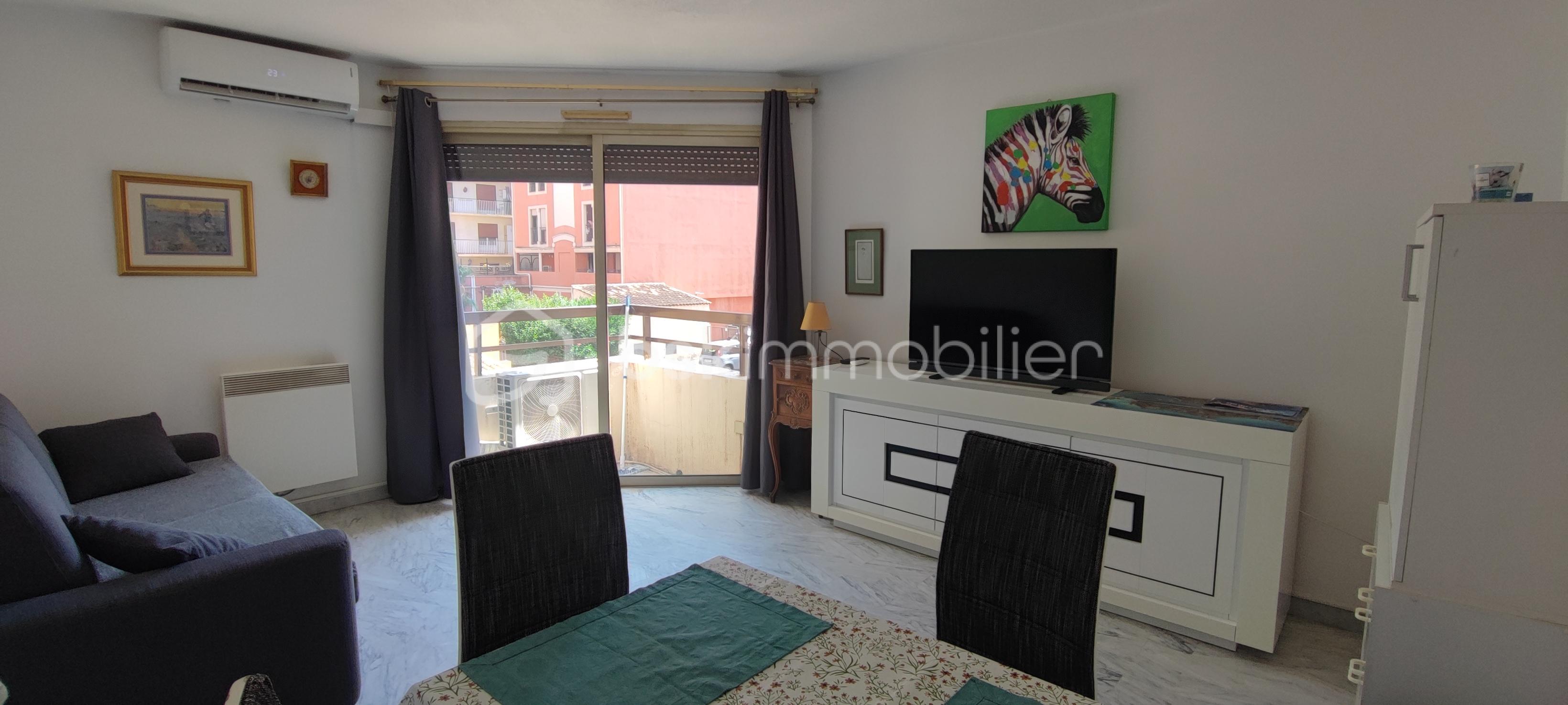 Appartement de 31 m² - reitlinger salon vue baie vitrée(1).jpg