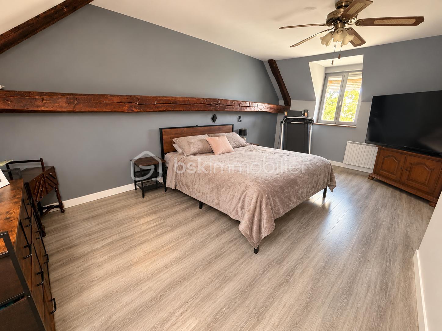 Chambre mansardée au lit impeccablement préparé.png