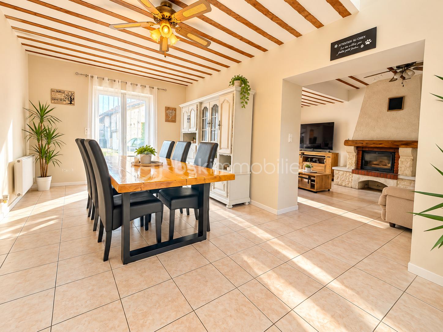 Salle à manger champêtre baignée de lumière.png