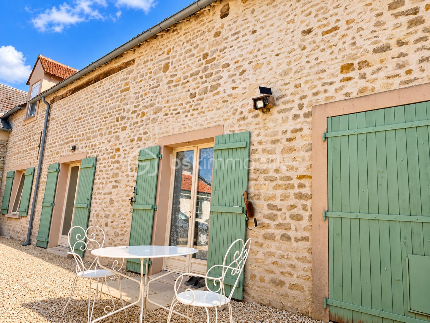 Terrasse en pierre aux volets menthe.png