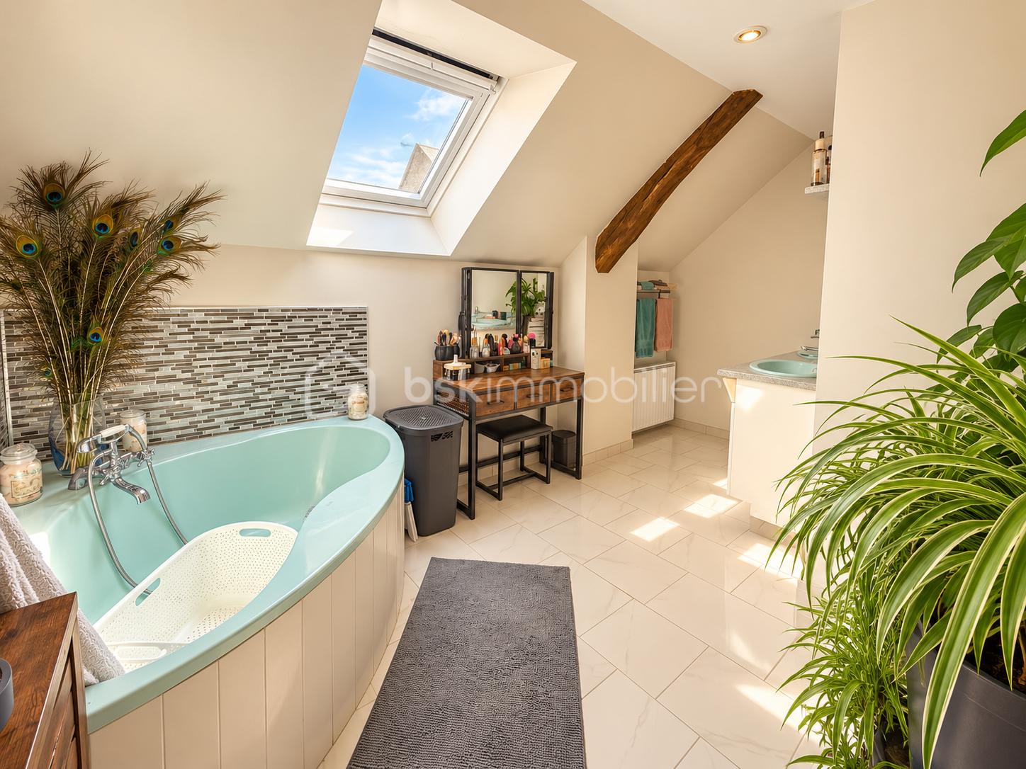 Salle de bain mansardée lumineuse et végétale.png