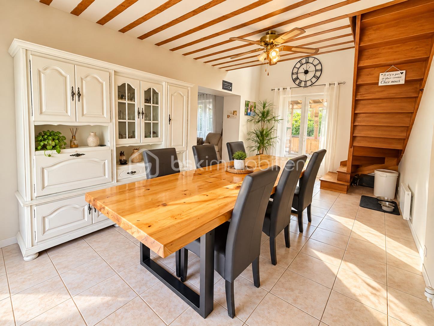 Salle à manger chaleureuse avec grande table en bois.png