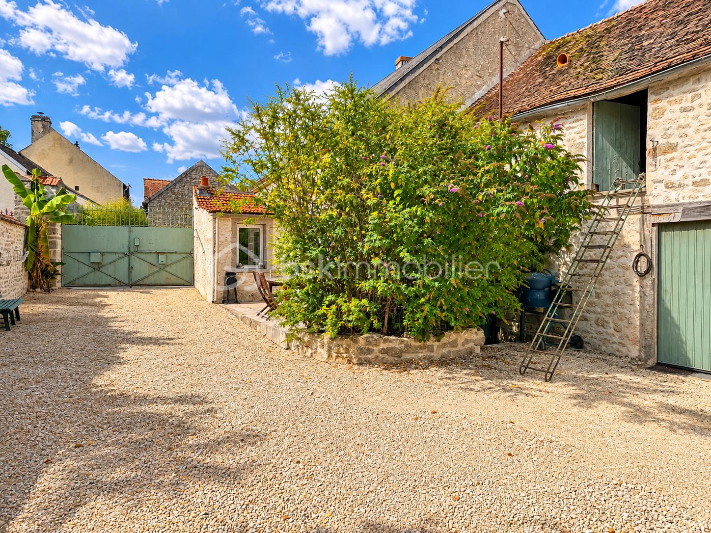 Cour rustique sous ciel azur.png