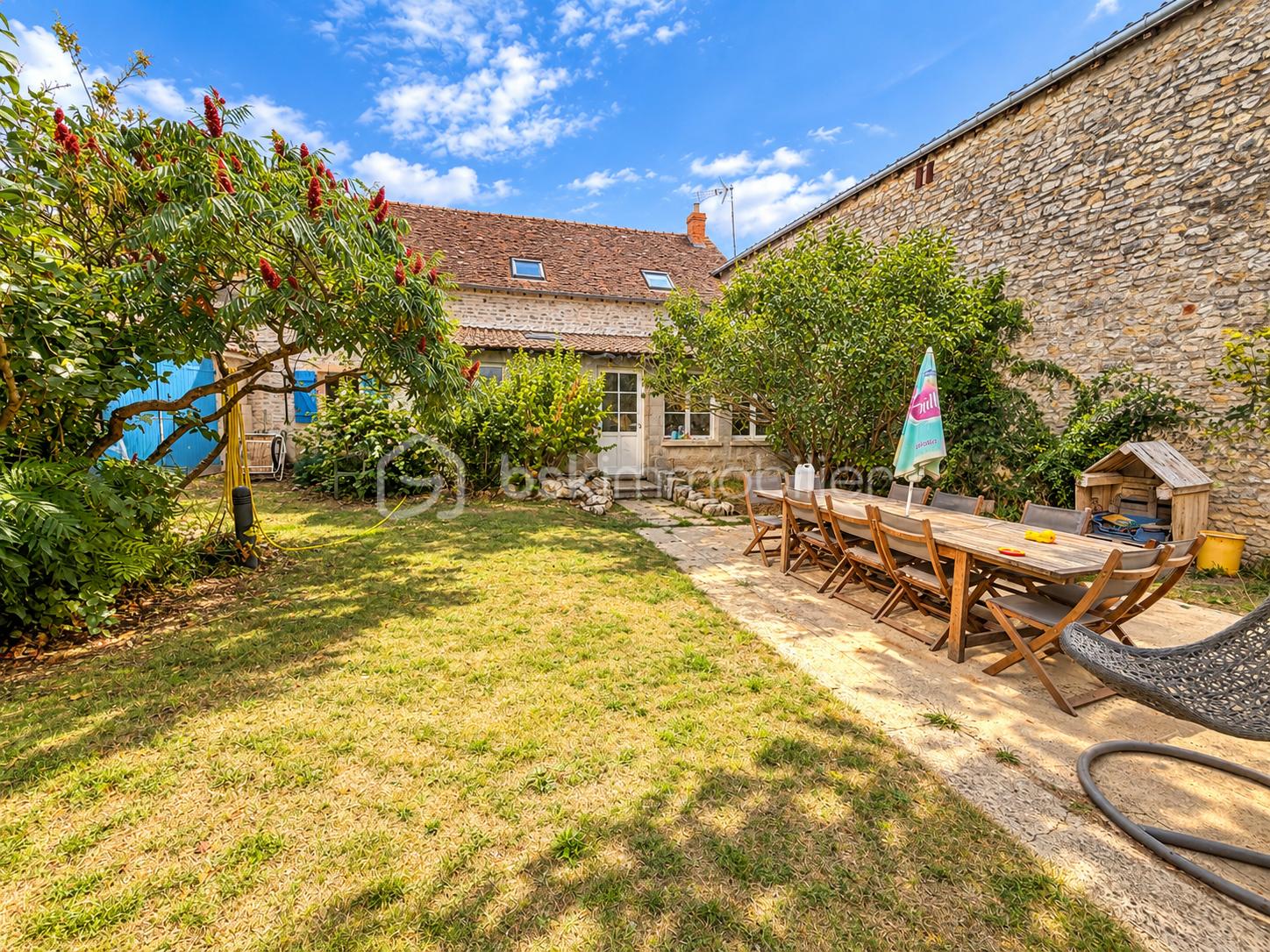 Cour intérieure rustique ensoleillée.png