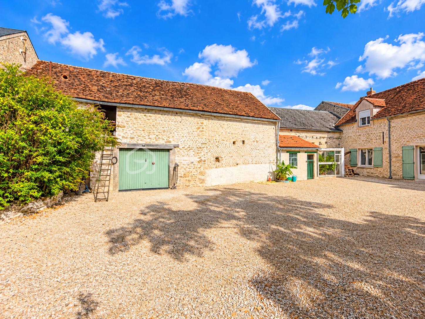 Cour de ferme provençale ensoleillée.png