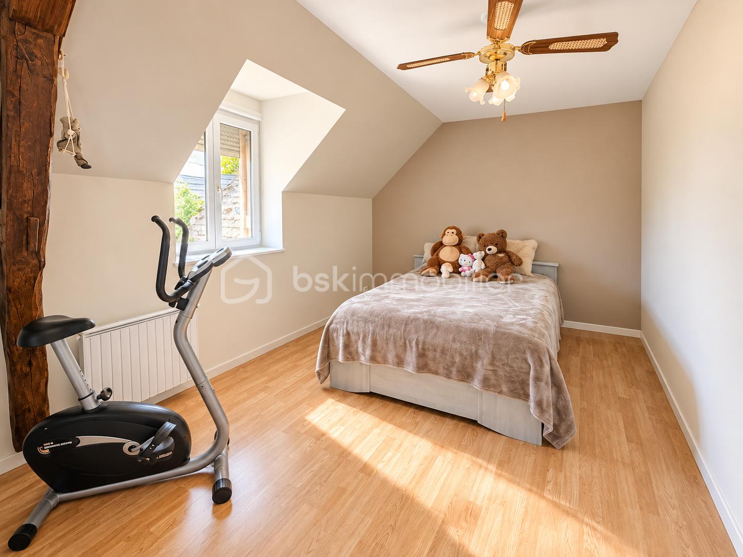 Chambre mansardée avec vélo d’appartement.png